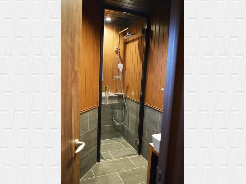 bagno con doccia e porta in vetro di NARITA HOTEL KAKUREGA - Vacation STAY 69221v a Narita