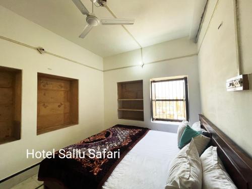 Hotel Sallu Safari في جيلسامر: غرفة بسرير ونافذة