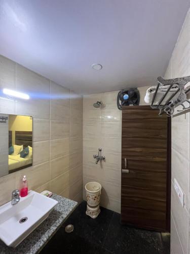y baño con lavabo y espejo. en Hotel Rajshree en Agra