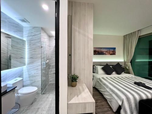 una camera con letto e un bagno con doccia di Oceana Sea View - Kamala Beach a Kamala Beach