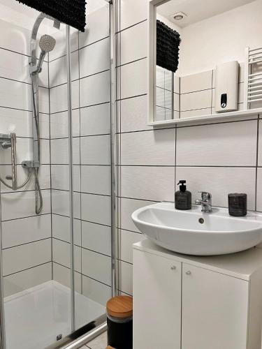 a bathroom with a sink and a shower at Ferienwohnung Bloom in Bernkastel-Kues
