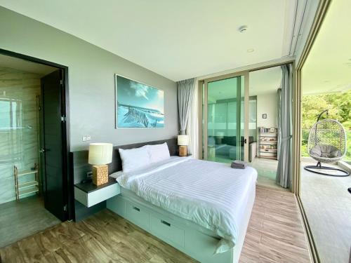 Кровать или кровати в номере Oceana Sea View - Kamala Beach