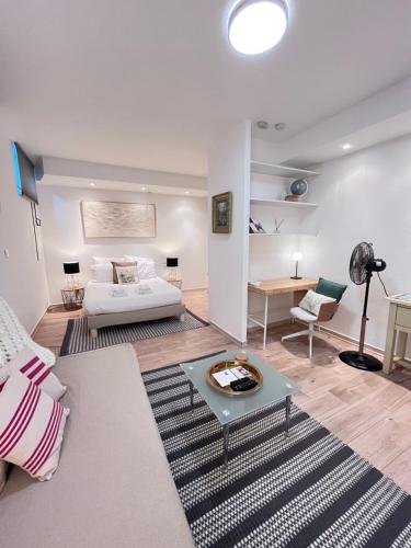 un salon avec un canapé et une table dans l'établissement Salut Le Petit Gite, à Carcassonne