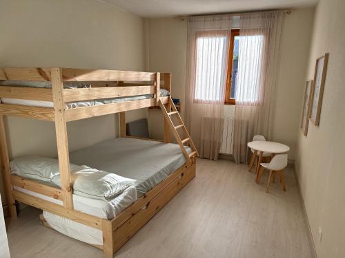 מיטה או מיטות קומותיים בחדר ב-Apartamento recién reformado en Ezcaray