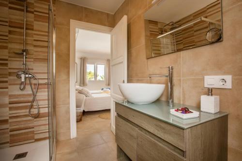 W łazience znajduje się umywalka i prysznic. w obiekcie Villa Joanna w Son Bou