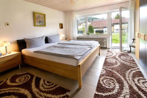 1 dormitorio con cama y ventana grande en Sophie -203-, en Mittenwald