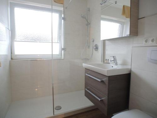 La salle de bains est pourvue d'une douche et d'un lavabo. dans l'établissement Rustico -301-, à Mittenwald