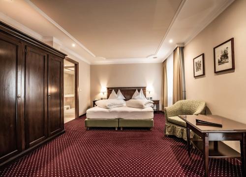 una camera d'albergo con letto e scrivania di Hotel Luna Mondschein a Ortisei