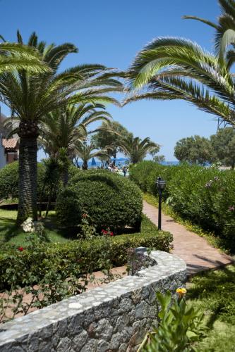 Κήπος έξω από το Lito Beach Hotel 