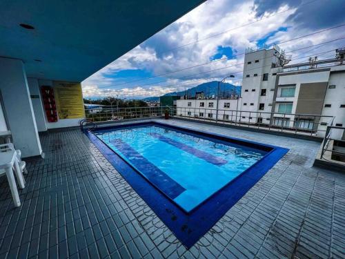 una gran piscina en la parte superior de un edificio en Hermoso apto en exclusiva zona de Pereira, en Pereira