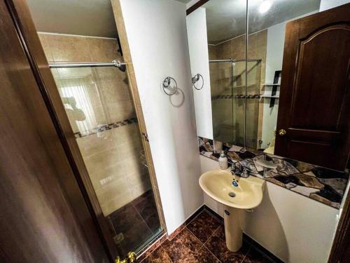 y baño pequeño con lavabo y ducha. en Hermoso apto en exclusiva zona de Pereira, en Pereira