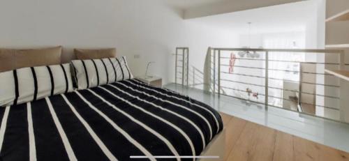 Jest to biały pokój z łóżkiem oraz: w obiekcie Corso Garibaldi Suite w Mediolanie