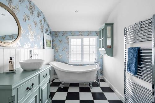 a bathroom with a white tub and a sink at Beautiful Apartment Wendens Ambo in Wendens Ambo