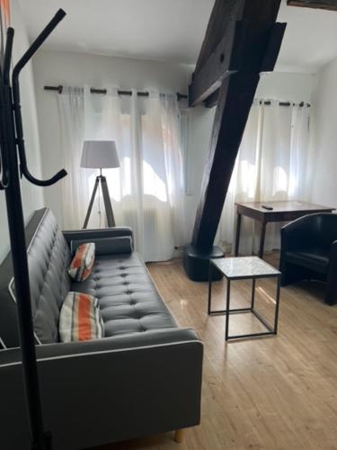 un salon avec un canapé et une table dans l'établissement Marvejol T2, à Toulouse