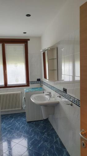 ein Bad mit einem Waschbecken und einem Spiegel in der Unterkunft Casa Ferrari Michela in Calceranica al Lago