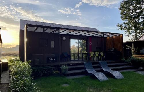 Gradac的住宿－BIG BERRY Kolpa - Isabella Premium House，草上有一个太阳能屋顶的小房子