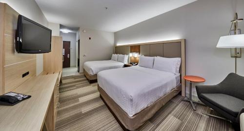 TV a/nebo společenská místnost v ubytování Holiday Inn Express Hotel & Suites Medford-Central Point by IHG