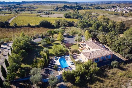 une vue aérienne d'une maison avec piscine dans l'établissement LAcacia, à Plaissan