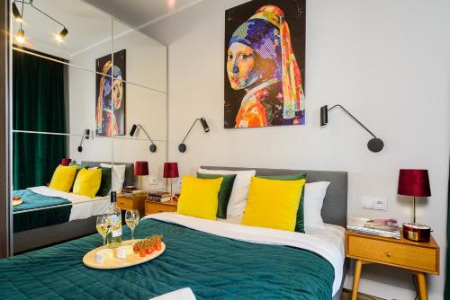 um quarto com duas camas com amarelo e verde em Lumina apartments with balcony Warsaw em Varsóvia