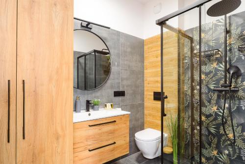 uma casa de banho com um chuveiro, um WC e um lavatório. em Lumina apartments with balcony Warsaw em Varsóvia