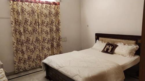 Ένα ή περισσότερα κρεβάτια σε δωμάτιο στο MATAKRUPA BUILDING