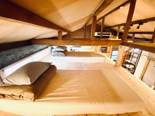 two bunk beds in a small room with at Obi House C2 in Kumamoto