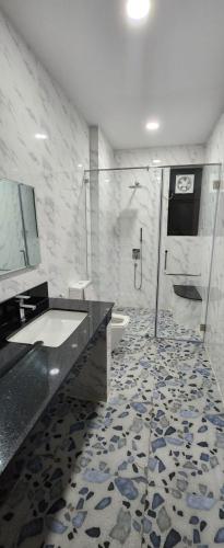 een badkamer met een wastafel en een toilet bij Jes Villa in Panadura