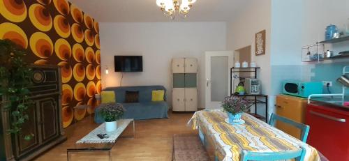 ein Wohnzimmer mit einem Sofa und einem Tisch in der Unterkunft Enjoy Goerlitz Augustastrasse in Görlitz