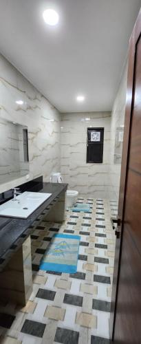 een badkamer met 2 wastafels, een bad en een toilet bij Jes Villa in Panadura