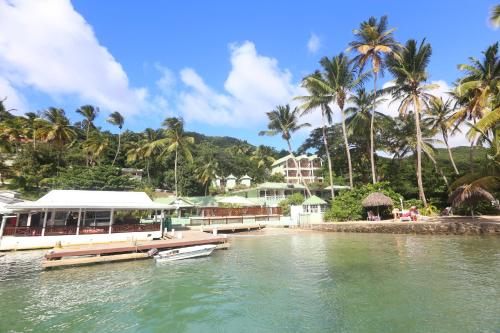 ein Boot liegt in einem Resort auf dem Wasser vor Anker in der Unterkunft Marigot Beach Club & Dive Resort in Marigot-Bucht