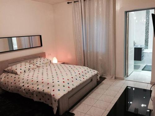 1 dormitorio con cama y ventana grande en Villa paisible et agréable, en Morières-lès-Avignon