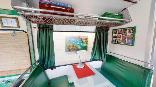 Кровать или кровати в номере The Gozo Bus