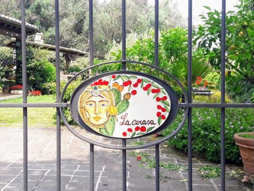 znak na bramie ogrodu w obiekcie La Cerasa - Country house il lago fuori w mieście Bracciano