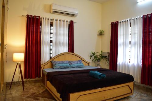 Ένα ή περισσότερα κρεβάτια σε δωμάτιο στο Spacious 3-Bedroom Private Villa in Mangalore - Ideal Getaway for Family and Friends
