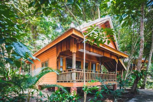 uma casa de madeira no meio de uma floresta em Tree House Bungalows em Koh Rong
