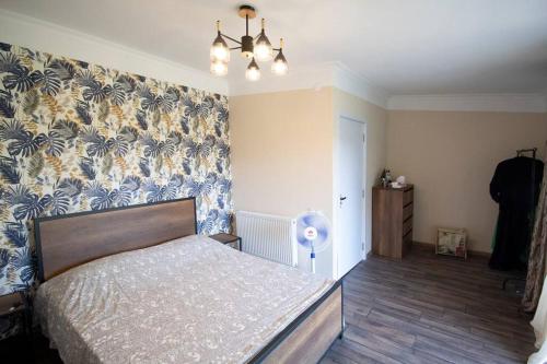 Postel nebo postele na pokoji v ubytování Ideally located spacious 3 bedroom house