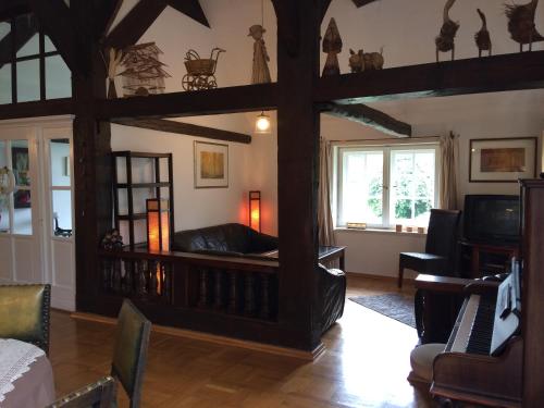 OberndorfにあるHaus am Flußのリビングルーム(ソファ、テレビ付)が備わる客室です。