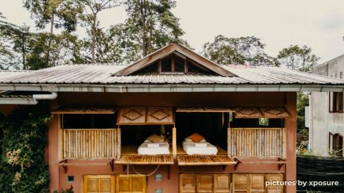 una casa con techo inclinado en Tirtha Quddus Farmstay en Bentong
