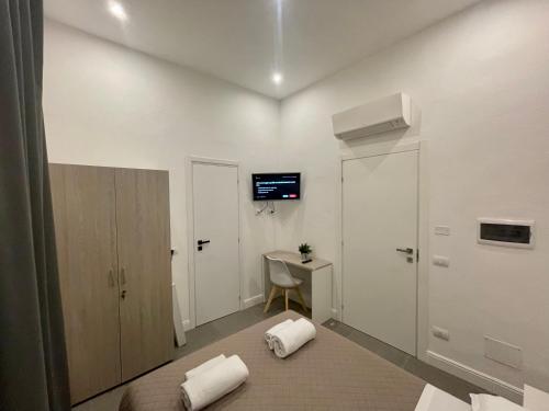 佛羅倫斯的住宿－Sant Antonino First Floor Relais，白色客房,地板上配有2条毛巾