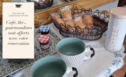 Una mesa con una taza de café y una cesta de pasteles. en Une chambre en Provence, en Correns