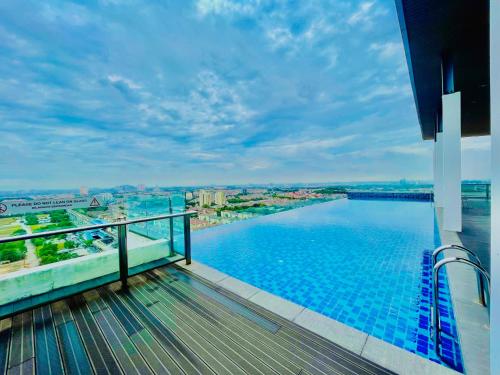 - une vue depuis le balcon d'un immeuble avec piscine dans l'établissement Subang Jaya/ Da Men, Cozy Homestay/ Sunway, à Subang Jaya