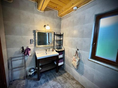 W łazience znajduje się umywalka i lustro. w obiekcie Domki Istebna 1544 w Istebnej