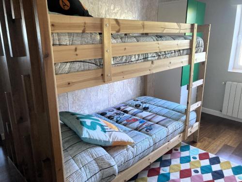a bunk bed room with two bunk beds at Apartamento El Espigón (Cimadevilla) in Gijón