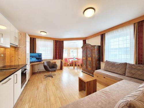 - un salon avec un canapé et une table dans l'établissement Aparthotel Bernhof, à Obertauern