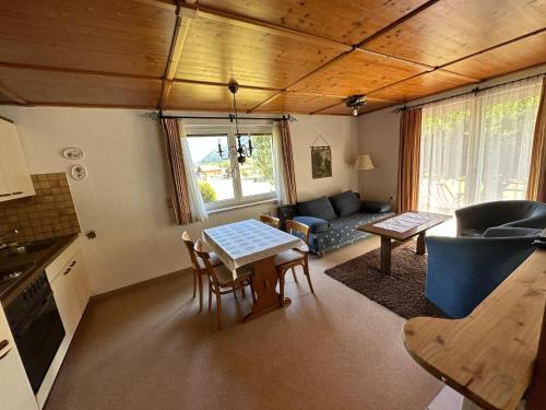 ein Wohnzimmer mit einem Tisch und einem Sofa in der Unterkunft Beautiful apartment in Gortipohl with garden in Gortipohl