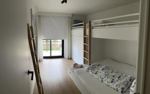 Zimmer mit 2 Etagenbetten und Flur in der Unterkunft Alexandra 405 in De Panne