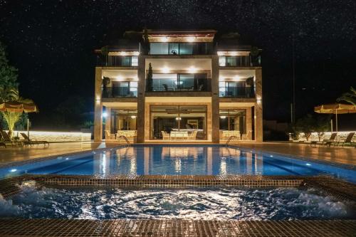 Bazén v ubytování Villa Elysium Park & SPA nebo v jeho okolí
