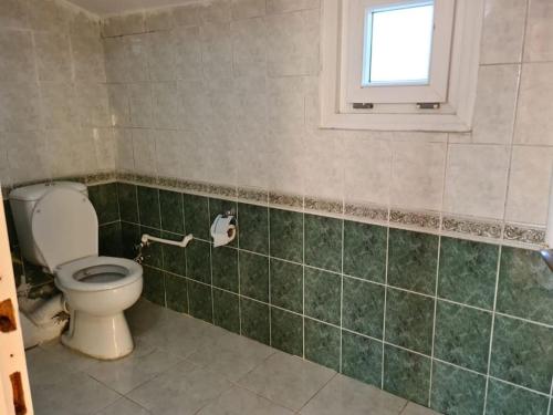 bagno con servizi igienici e finestra. di 4 floors 8 beds villa a Beylikdüzü