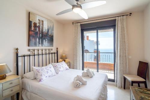 1 dormitorio con cama y ventana grande en Calaceite 3332 Ocean Paradise Casasol, en Torrox Costa