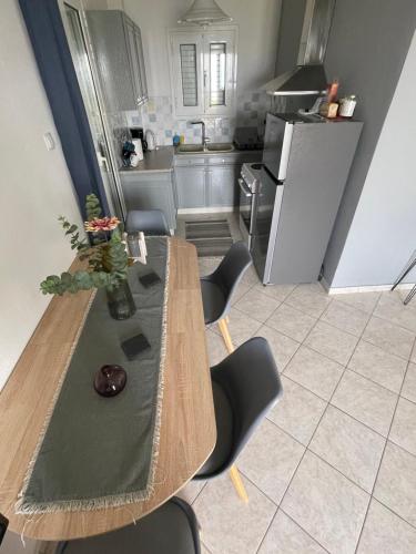 a kitchen with a table and chairs and a refrigerator at Bayview Bliss in Mírton
